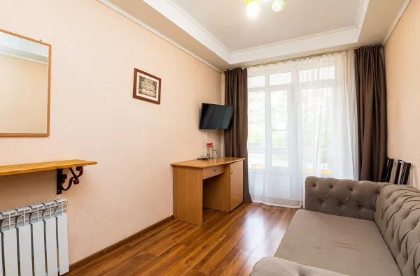 Номер 2-местный 2-комнатный 3 категории в 3 корпусе санатория «им.Димитрова» в г. Кисловодске - фотография