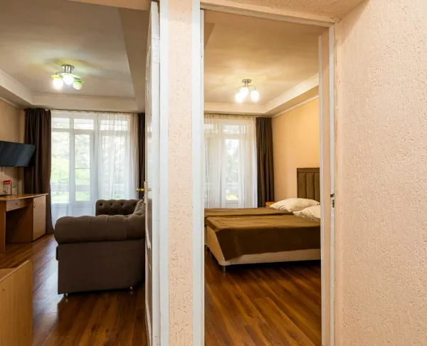 Номер 2-местный 2-комнатный 3 категории в 3 корпусе санатория «им.Димитрова» в г. Кисловодске - фотография