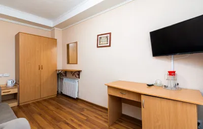 Номер 2-местный 2-комнатный 3 категории в 3 корпусе санатория «им.Димитрова» в г. Кисловодске - фотография